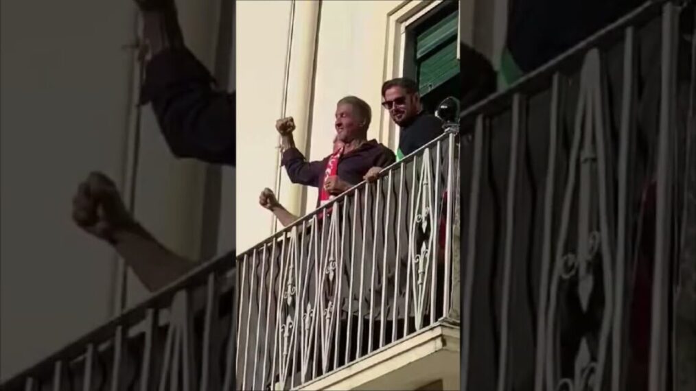 Sylvester Stallone Al Balcone Con La Sciarpa Degli Ultras Del Bari: “dono Del Proprietario Della Casa Del Nonno” – Video