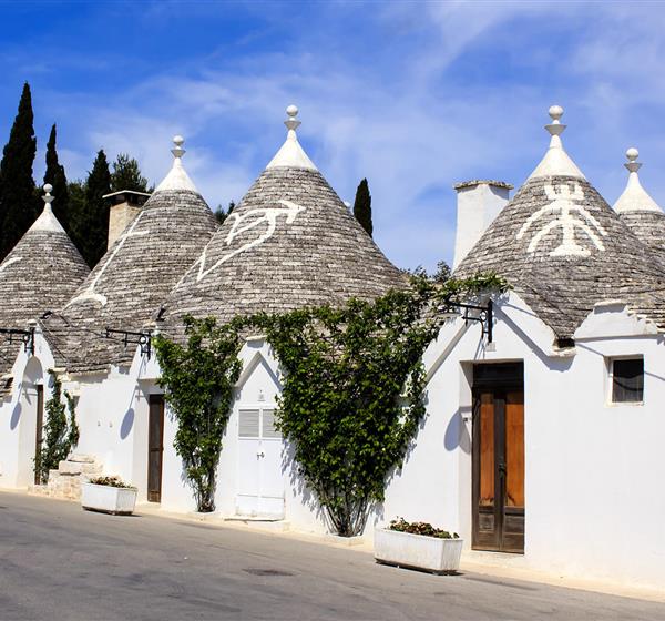 Trulli Alberobello Shutterstock 381611605