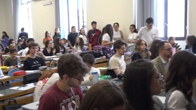 Aule Sovraffollate In Ateneo, Studenti Per Terra E Corsa Ai Posti A Sedere: “poche Aule Per Lezioni” – Video
