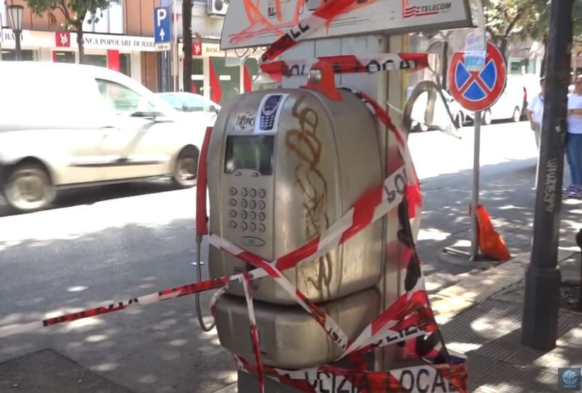 Cabina Telefonica Rotta