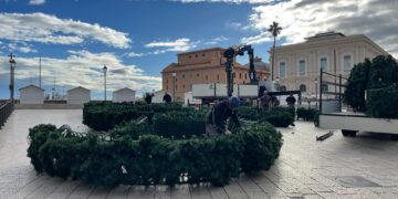 28 11 23 Al Via Gli Allestimenti Natalizi In Piazza Del Ferrarese Appuntamento Il 6 Dicembre Con L’accensione Dell’albero Di Natale Della Città Di Bari 1