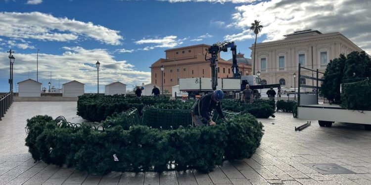 28 11 23 Al Via Gli Allestimenti Natalizi In Piazza Del Ferrarese Appuntamento Il 6 Dicembre Con L’accensione Dell’albero Di Natale Della Città Di Bari 1