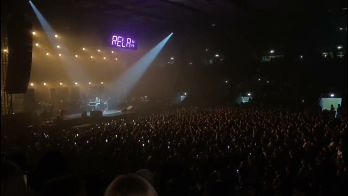 “Sembra il San Nicola”, Calcutta fa sold out al Palaflorio. E ringrazia i fan in coda sotto la pioggia – VIDEO
