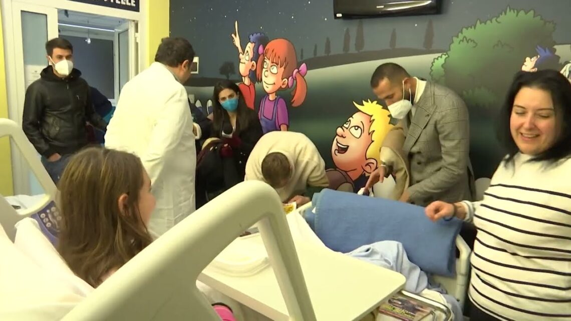 SSC Bari, tre giocatori portano i doni ai bimbi dell’ospedaletto Giovanni XXIII: “Non vedevamo l’ora” – VIDEO