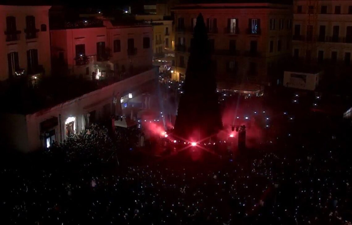 Bari Si Illumina Per Il Natale Acceso L Abete In Piazza Del Ferrarese