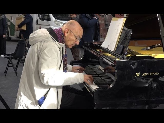 Il Viceministro Sisto Al Pianoforte Per Beneficenza: “elezioni? Le Suoneremo Anche Alla Sinistra” – Video