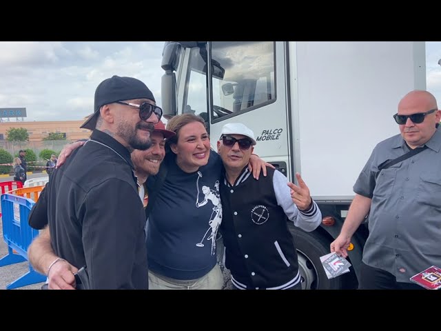 Casamassima, gli Articolo 31 presentano il nuovo album ‘Protomaranza’: selfie con grandi e piccoli fan – VIDEO