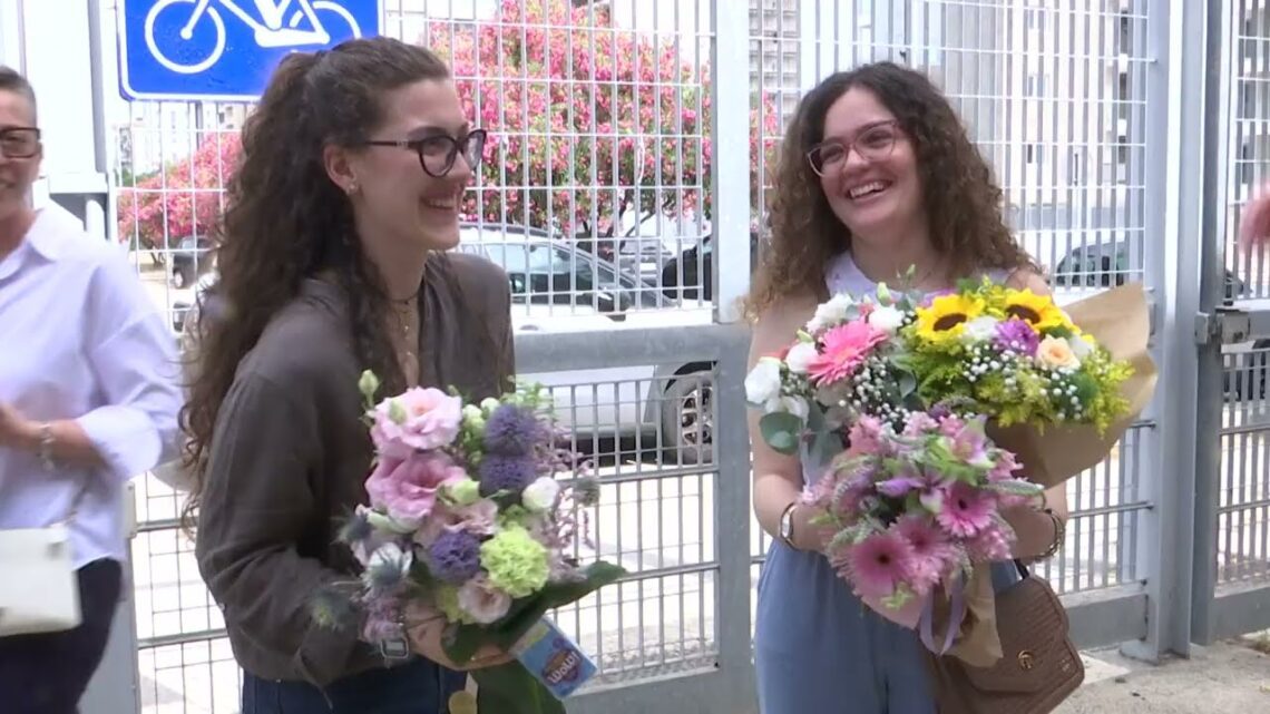 Bari, è Festa Dopo La Prova Orale Dell’esame Di Maturità: Fiori E Spumante Fuori Da Scuola