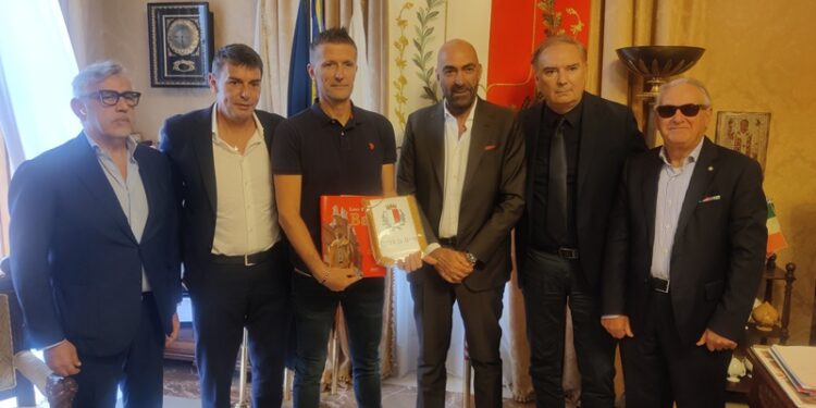 05 10 24 Oggi Il Sindaco Ha Ricevuto A Palazzo Di Città L'arbitro Daniele Orsato 1