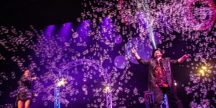 Marco Zoppi E Rolanda In Bubbles Revolution 04 Low