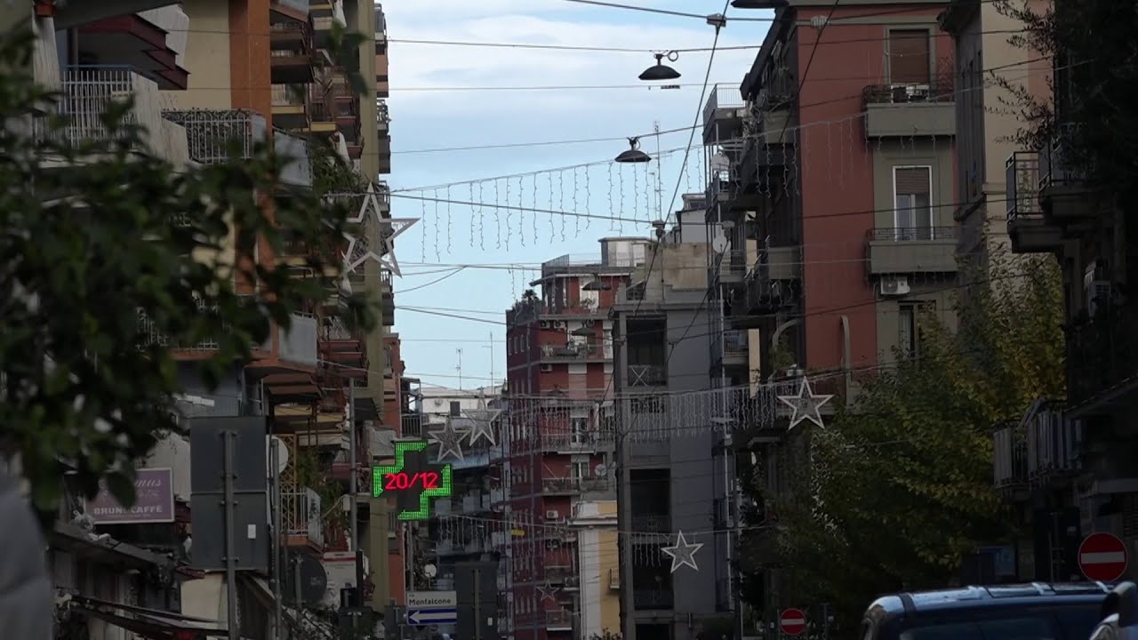 Pochi Addobbi E Luminarie Ancora Spente. In Corso Benedetto Croce Non è Ancora Natale: “un Disastro” – Video