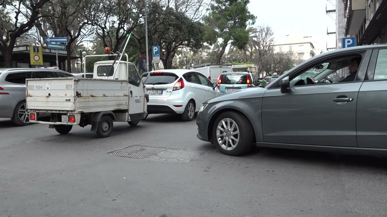 Sostituzione Basole, Strade Chiuse E Traffico Paralizzato: I Lavori In Centro Fanno Infuriare I Baresi – Video